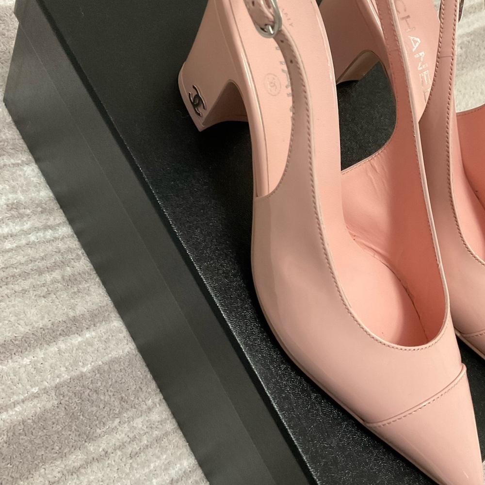 CHANEL
Patent Calfskin Cap Toe CC
Slingback Pumps 38 Light Pink - Picture 7 of 10